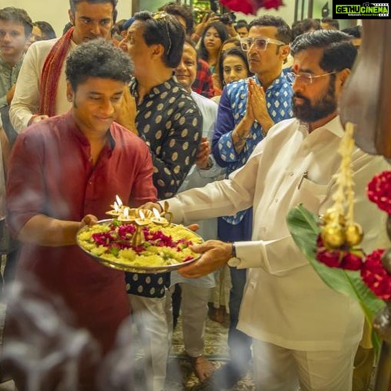 Devi Sri Prasad Instagram - What an honour it was to be invited to the residence of the Honourable CM of MAHARASHTRA Shri.Eknath Sambhaji Shinde ji , @mieknathshinde ji for GANESH POOJA 🙏🏻 I was so delighted to meet Such a Simple down to earth Family.. Unforgettable Hospitality 🙏🏻❤️ Thank U dear Shrikant Shinde ji @drshrikantshinde for the Amazing hospitality and the Personal attention n Care you took ! That was really so sweet of You !!! 🤗 Being surrounded by the Chants and Mantras was such a Divine & Musical Experience🙏🏻🙏🏻❤️❤️🎶🎶 ❤️🎶🙏🏻 #GanapathyBappaMoria And Thank you Raju Bhai 🎶❤️🙏🏻