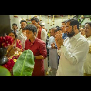 Devi Sri Prasad Instagram - What an honour it was to be invited to the residence of the Honourable CM of MAHARASHTRA Shri.Eknath Sambhaji Shinde ji , @mieknathshinde ji for GANESH POOJA 🙏🏻

I was so delighted to meet Such a Simple down to earth Family..
Unforgettable Hospitality 🙏🏻❤️

Thank U dear Shrikant Shinde ji @drshrikantshinde for the Amazing hospitality and the Personal attention n Care you took ! That was really so sweet of You !!! 🤗

Being surrounded by the Chants and Mantras was such a Divine & Musical Experience🙏🏻🙏🏻❤️❤️🎶🎶

❤️🎶🙏🏻
#GanapathyBappaMoria

And Thank you Raju Bhai 🎶❤️🙏🏻