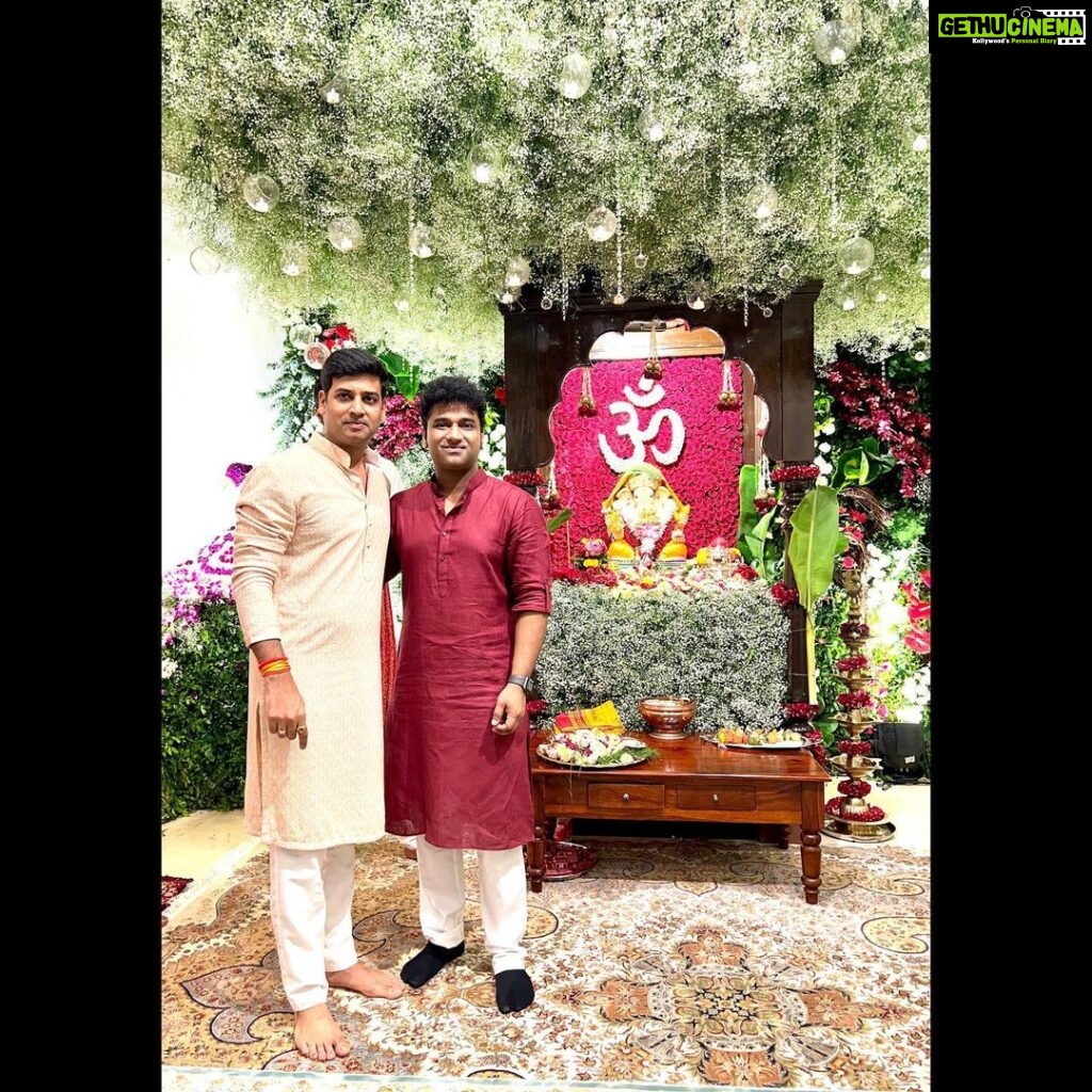 Devi Sri Prasad Instagram - What an honour it was to be invited to the residence of the Honourable CM of MAHARASHTRA Shri.Eknath Sambhaji Shinde ji , @mieknathshinde ji for GANESH POOJA 🙏🏻 I was so delighted to meet Such a Simple down to earth Family.. Unforgettable Hospitality 🙏🏻❤ Thank U dear Shrikant Shinde ji @drshrikantshinde for the Amazing hospitality and the Personal attention n Care you took ! That was really so sweet of You !!! 🤗 Being surrounded by the Chants and Mantras was such a Divine & Musical Experience🙏🏻🙏🏻❤❤🎶🎶 ❤🎶🙏🏻 #GanapathyBappaMoria And Thank you Raju Bhai 🎶❤🙏🏻