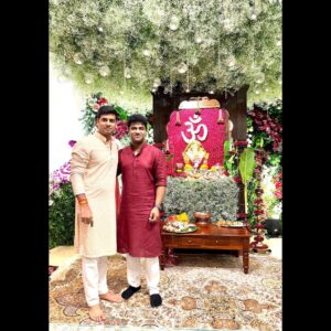 Devi Sri Prasad Instagram - What an honour it was to be invited to the residence of the Honourable CM of MAHARASHTRA Shri.Eknath Sambhaji Shinde ji , @mieknathshinde ji for GANESH POOJA 🙏🏻

I was so delighted to meet Such a Simple down to earth Family..
Unforgettable Hospitality 🙏🏻❤️

Thank U dear Shrikant Shinde ji @drshrikantshinde for the Amazing hospitality and the Personal attention n Care you took ! That was really so sweet of You !!! 🤗

Being surrounded by the Chants and Mantras was such a Divine & Musical Experience🙏🏻🙏🏻❤️❤️🎶🎶

❤️🎶🙏🏻
#GanapathyBappaMoria

And Thank you Raju Bhai 🎶❤️🙏🏻