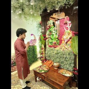 Devi Sri Prasad Instagram - What an honour it was to be invited to the residence of the Honourable CM of MAHARASHTRA Shri.Eknath Sambhaji Shinde ji , @mieknathshinde ji for GANESH POOJA 🙏🏻

I was so delighted to meet Such a Simple down to earth Family..
Unforgettable Hospitality 🙏🏻❤️

Thank U dear Shrikant Shinde ji @drshrikantshinde for the Amazing hospitality and the Personal attention n Care you took ! That was really so sweet of You !!! 🤗

Being surrounded by the Chants and Mantras was such a Divine & Musical Experience🙏🏻🙏🏻❤️❤️🎶🎶

❤️🎶🙏🏻
#GanapathyBappaMoria

And Thank you Raju Bhai 🎶❤️🙏🏻