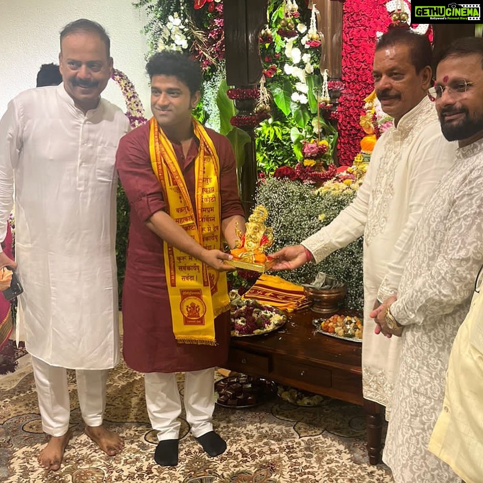 Devi Sri Prasad Instagram - What an honour it was to be invited to the residence of the Honourable CM of MAHARASHTRA Shri.Eknath Sambhaji Shinde ji , @mieknathshinde ji for GANESH POOJA 🙏🏻 I was so delighted to meet Such a Simple down to earth Family.. Unforgettable Hospitality 🙏🏻❤️ Thank U dear Shrikant Shinde ji @drshrikantshinde for the Amazing hospitality and the Personal attention n Care you took ! That was really so sweet of You !!! 🤗 Being surrounded by the Chants and Mantras was such a Divine & Musical Experience🙏🏻🙏🏻❤️❤️🎶🎶 ❤️🎶🙏🏻 #GanapathyBappaMoria And Thank you Raju Bhai 🎶❤️🙏🏻