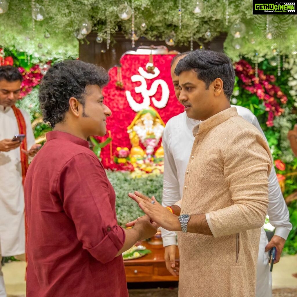 Devi Sri Prasad Instagram - What an honour it was to be invited to the residence of the Honourable CM of MAHARASHTRA Shri.Eknath Sambhaji Shinde ji , @mieknathshinde ji for GANESH POOJA 🙏🏻 I was so delighted to meet Such a Simple down to earth Family.. Unforgettable Hospitality 🙏🏻❤ Thank U dear Shrikant Shinde ji @drshrikantshinde for the Amazing hospitality and the Personal attention n Care you took ! That was really so sweet of You !!! 🤗 Being surrounded by the Chants and Mantras was such a Divine & Musical Experience🙏🏻🙏🏻❤❤🎶🎶 ❤🎶🙏🏻 #GanapathyBappaMoria And Thank you Raju Bhai 🎶❤🙏🏻