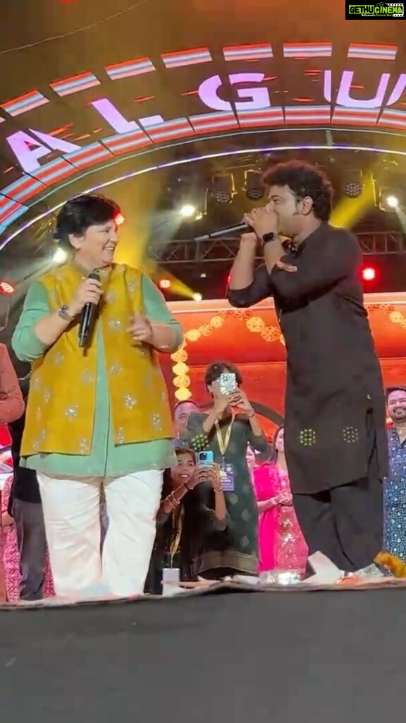 Devi Sri Prasad Instagram - HAPPY MUSICAL DUSSERA to All 🎶🙏🏻🎶 What is more Joyful than Celebrating DUSSERA with the QUEEN of GARBA @falgunipathak12 ji herself !!! 🎶🙏🏻 Had a great time at ur Show in MUMBAI mam.. Thaank You 🎶🙏🏻🎶 Keep Entertaining us always with ur Soulful Music !! 🎶 #HappyDussera Thank You 🙏🏻 @showglitznavratri @showglitzevents