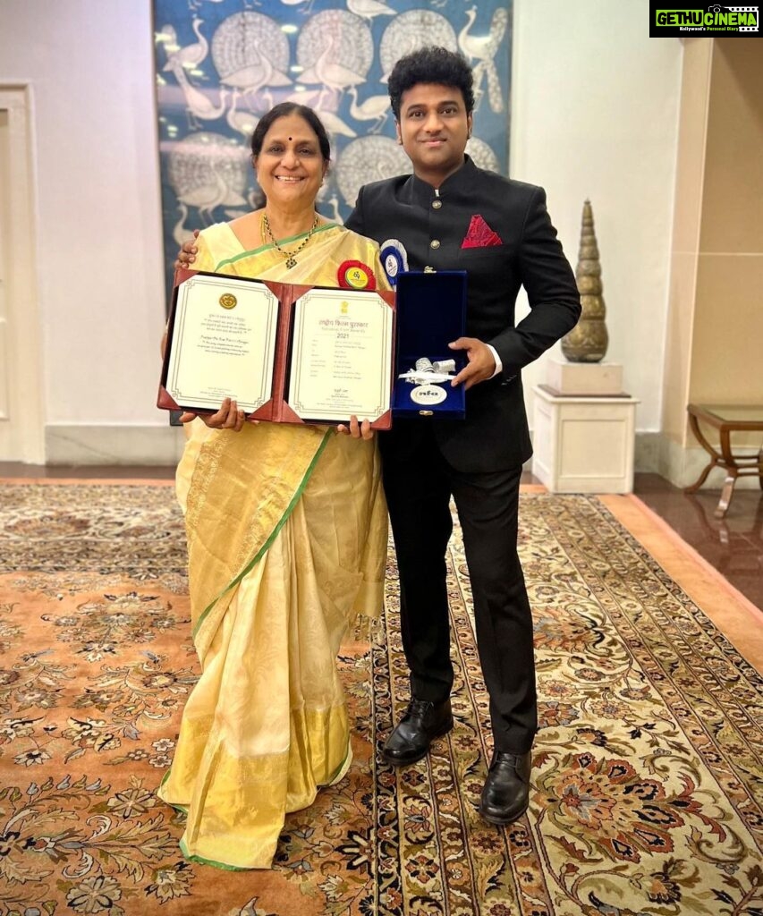 Devi Sri Prasad Instagram - Iam raised by a STRONG WOMAN.. My MOTHER #Siromani Garu🙏🏻❤🎶 I was So happy to receive the Prestigious National Award from another STRONG WOMAN , our Honourable PRESIDENT Smt.Droupadi Murmu ji🙏🏻 @presidentofindia And I was all the more Happy when my MOTHER witnessed this Happy Moment in Delhi.. This is the pic when I first put the Award in her Hands.. Her SMILE filled my HEART ❤🙏🏻🎶 #69thNationalFilmAwards #Pushpa @aryasukku @alluarjunonline @kavichandrabose2018 @mythriofficial @rashmika_mandanna @sagar_singer @padminivivek @imoney106