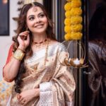 Devoleena Bhattacharjee Instagram - Bijoya Dashamir pronaam & shubhescha janalam. ❤️🤗🙏🏻 Happy Dussehra 🪷 #duggadugga #festivewear #devoleena #bijoyadashami #dussehra Mumbai, Maharashtra