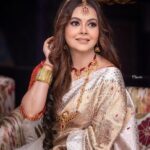 Devoleena Bhattacharjee Instagram - Bijoya Dashamir pronaam & shubhescha janalam. ❤️🤗🙏🏻 Happy Dussehra 🪷 #duggadugga #festivewear #devoleena #bijoyadashami #dussehra Mumbai, Maharashtra