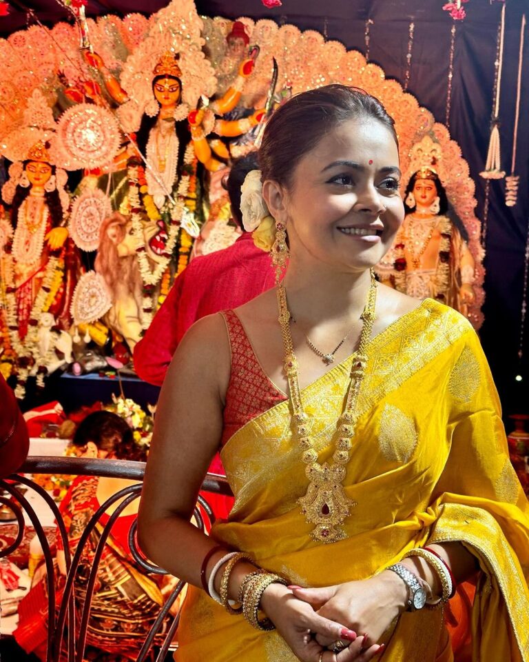 Devoleena Bhattacharjee Instagram - Dugga Dugga 🥰🧿🪷 #devoleena #duggadugga #shubhoasthami #sandhipujo #durgapuja #festivewear Mumbai, Maharashtra