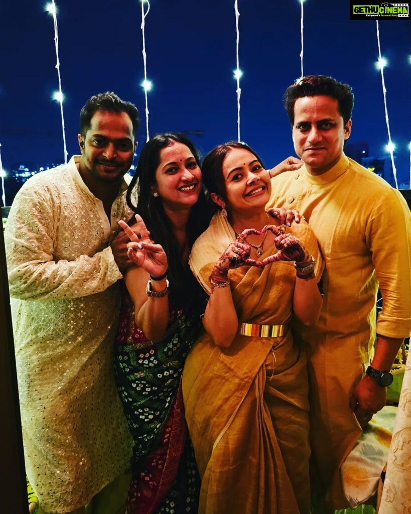 Devoleena Bhattacharjee Instagram - Happy Diwali from me n mine to you n yours.❤️❤️❤️ My favourite ppl🥰 #DivineCelebrations #diwalivibes✨ #diwali #sathnibhanasathiya