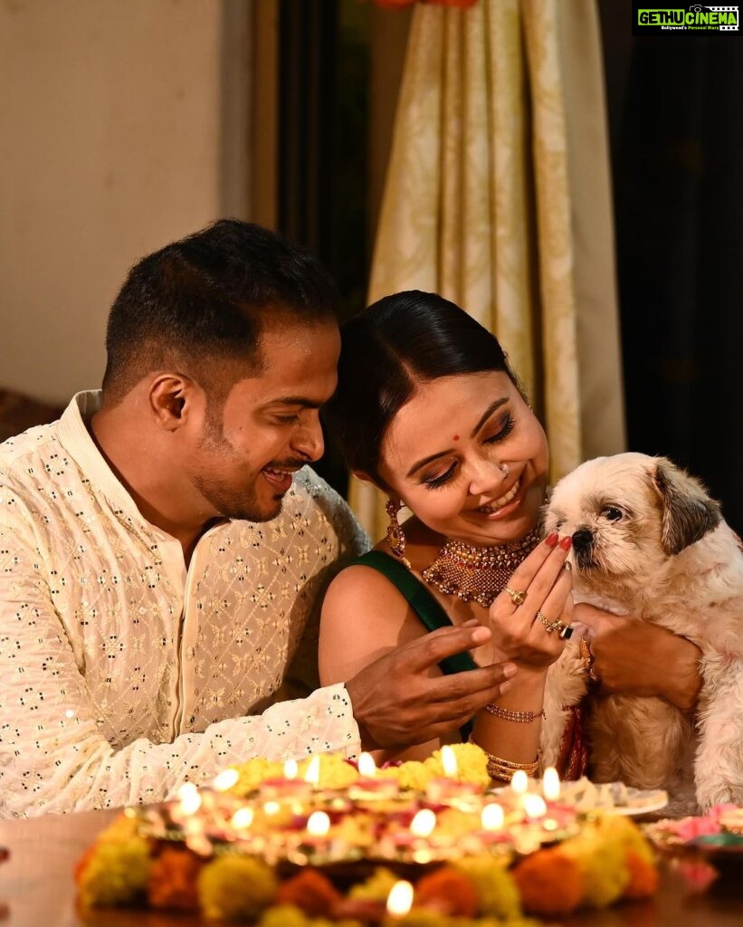 Devoleena Bhattacharjee Instagram - Happy Deepavali everyone 🪔🤗 Celebrating Diwali with mummy & papa. ❤️🤗 #instapet #schitzu #devoleena #diwali #noisefreediwali #thankyou Mumbai, Maharashtra