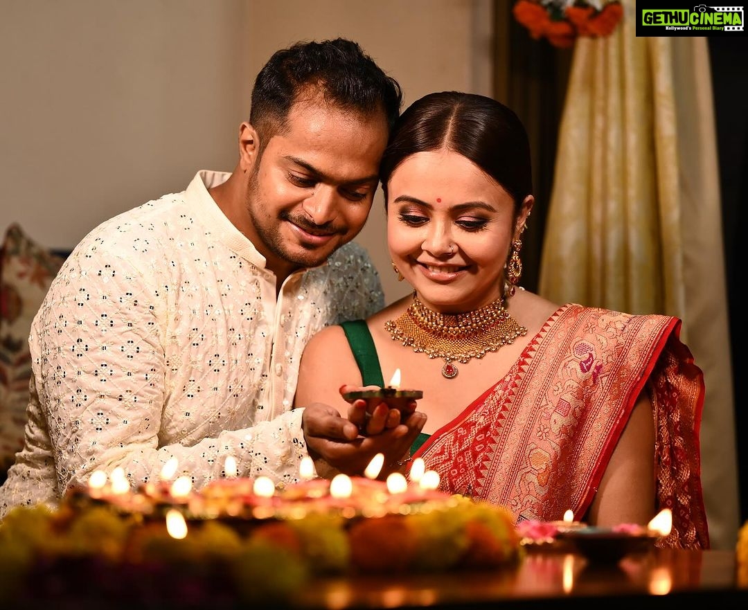 Devoleena Bhattacharjee Instagram - From Us to you all a very happy Diwali. 🪔🪔🪔 #shubhdeepawali Makeup & Hair - @makeup_by__shraddha Clicked by @fashion_btphotography #deepavali #diyas #lights #sweets #festive #couple #firstdiwaliaftermarriage❤️ #blessedlife #staysafe Mumbai, Maharashtra