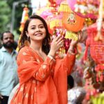 Devoleena Bhattacharjee Instagram - Lets make an effort to make their Diwali also a happier one #vocalforlocal 🥰❤️🙏🏻 Wearing - @janasyaclothing Hair & Make up - @makeup_by__shraddha Clicked by @fashion_btphotography #diwalishopping #localmarket #diya #lights #festivaloflights #festivalofthearts #devoleena #letscelebratelife #vocalforlocal Mumbai, Maharashtra