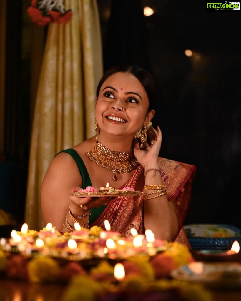 Devoleena Bhattacharjee Instagram - Shudh Desi Vibe 🌷✨ #devoleena #desivibes #diwalispecial #ethnic #sareeaddict Mumbai, Maharashtra