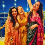 Devoleena Bhattacharjee Instagram - Happy Diwali from me n mine to you n yours.❤️❤️❤️ My favourite ppl🥰 #DivineCelebrations #diwalivibes✨ #diwali #sathnibhanasathiya