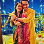 Devoleena Bhattacharjee Instagram - Happy Diwali from me n mine to you n yours.❤️❤️❤️ My favourite ppl🥰 #DivineCelebrations #diwalivibes✨ #diwali #sathnibhanasathiya