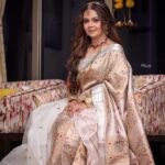Devoleena Bhattacharjee Instagram - Bijoya Dashamir pronaam & shubhescha janalam. ❤️🤗🙏🏻 Happy Dussehra 🪷 #duggadugga #festivewear #devoleena #bijoyadashami #dussehra Mumbai, Maharashtra