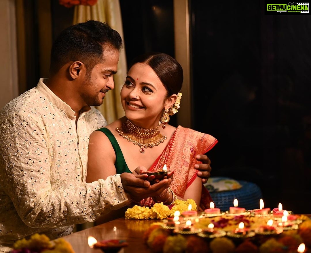 Devoleena Bhattacharjee Instagram - From Us to you all a very happy Diwali. 🪔🪔🪔 #shubhdeepawali Makeup & Hair - @makeup_by__shraddha Clicked by @fashion_btphotography #deepavali #diyas #lights #sweets #festive #couple #firstdiwaliaftermarriage❤️ #blessedlife #staysafe Mumbai, Maharashtra
