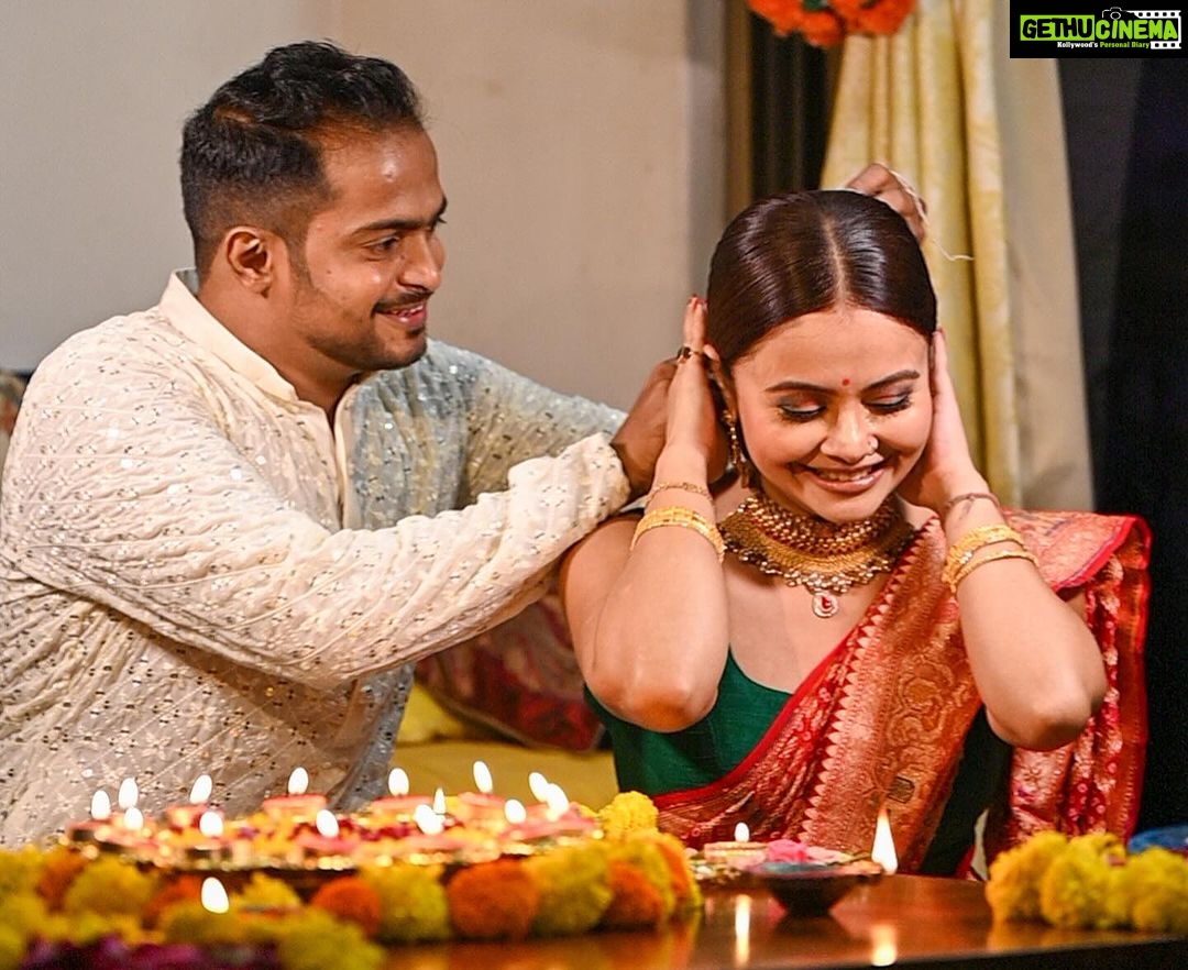 Devoleena Bhattacharjee Instagram - From Us to you all a very happy Diwali. 🪔🪔🪔 #shubhdeepawali Makeup & Hair - @makeup_by__shraddha Clicked by @fashion_btphotography #deepavali #diyas #lights #sweets #festive #couple #firstdiwaliaftermarriage❤️ #blessedlife #staysafe Mumbai, Maharashtra