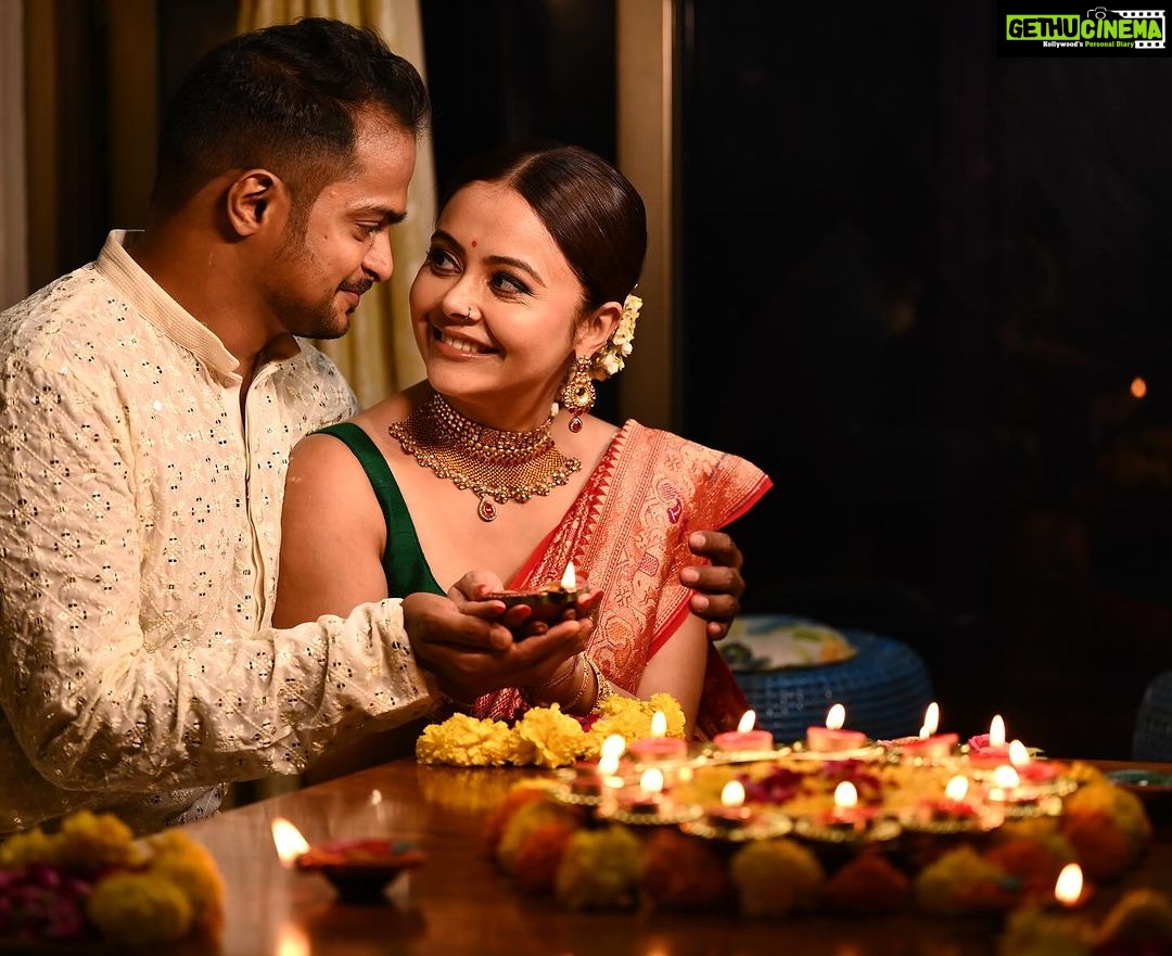 Devoleena Bhattacharjee Instagram - From Us to you all a very happy Diwali. 🪔🪔🪔 #shubhdeepawali Makeup & Hair - @makeup_by__shraddha Clicked by @fashion_btphotography #deepavali #diyas #lights #sweets #festive #couple #firstdiwaliaftermarriage❤️ #blessedlife #staysafe Mumbai, Maharashtra