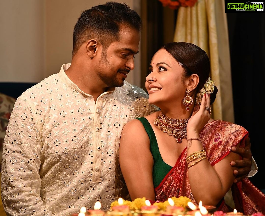 Devoleena Bhattacharjee Instagram - From Us to you all a very happy Diwali. 🪔🪔🪔 #shubhdeepawali Makeup & Hair - @makeup_by__shraddha Clicked by @fashion_btphotography #deepavali #diyas #lights #sweets #festive #couple #firstdiwaliaftermarriage❤️ #blessedlife #staysafe Mumbai, Maharashtra