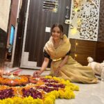 Devoleena Bhattacharjee Instagram - Happy Choti Diwali everyone ❤️🙏🏻🪔 #deepavali #diwali2023 #devoleena #chotidiwali #festivevibes #gratitude Mumbai, Maharashtra