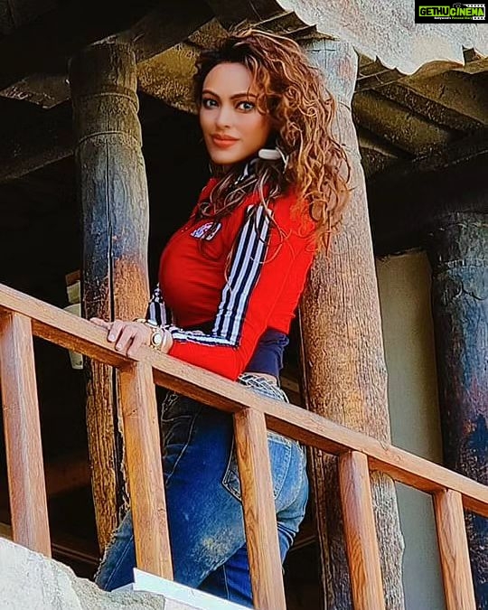 Devshi Khandur Instagram - Menu pyar cha paa ke tu sittiya Kadi magne se pyar naiyo mileya - Devshi khanduri #devshikhanduri #pyarnaiyonmileya #devshikhandurilyrics #devshikhanduripoetry #poetry #lyrics #song #shayri #nextlevel #heartbreak #sadsong #clubsong #lehpalace #ladakh #travel #beauty Leh Palace