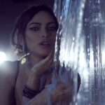 Devshi Khandur Instagram - TU BHEEGI BHEEGI BAARISHEN Dard ke baadal seene mein,aansu de gaya geele se Pooche akhiyaan ro ro ke, door tu kyon huwa Tu bheegi bheegi baarishen,Rone ki lagi aadatein  Tu bheegi bheegi barishen, Rone ki lagi aadatein  - Devshi khanduri #devshikhanduri #devshikhandurilyrics #devshikhanduripoetry #shayari #poetry #song #lyrics #soul #love #tubheegibheegibaarishen #rain #heartbreak #beauty #photography #hot