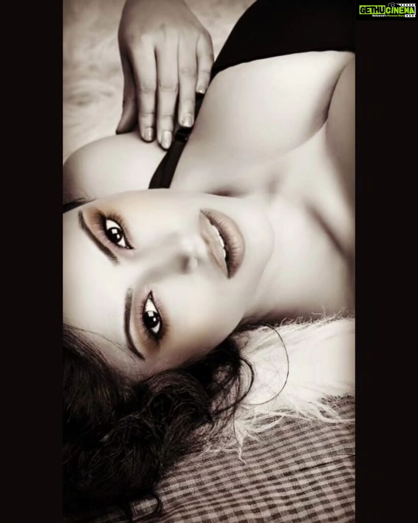 Devshi Khandur Instagram - To be bold is to set fear behind you ❤️ #devshikhanduri #boldandthebeautiful #bebold #photooftheday #actor #photography #hot #womanfashion #style #fashion
