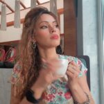 Devshi Khandur Instagram - Compliments are good ❤️ #devshikhanduri #work #meetings #shayri #compliments #tea Juhu, Mumbai