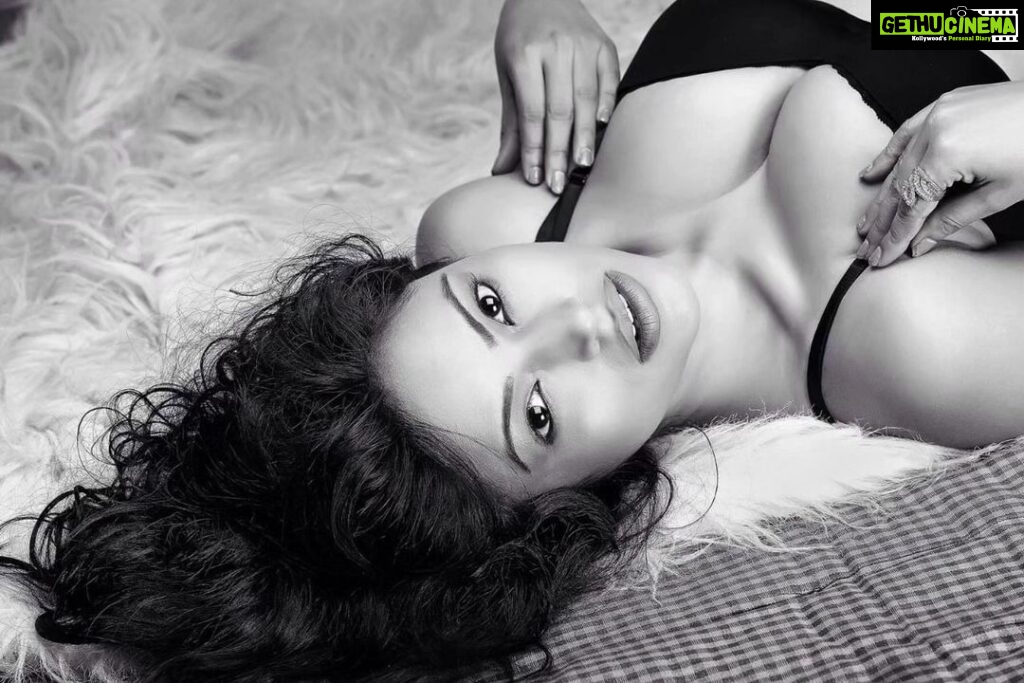 Devshi Khandur Instagram - Colour is everything but 'black and white is so much more'. #devshikhanduri #actor #b&w #hot #actress #photography #blackandwhite #pic #shoot #glamour #class #beauty