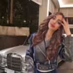 Devshi Khandur Instagram – Live what you love ❤️ 

#devshikhanduri #live #live #cars #classiccars #mercedesbenz #mercedesbenzclassic #fashion #jacket #style United Kingdom