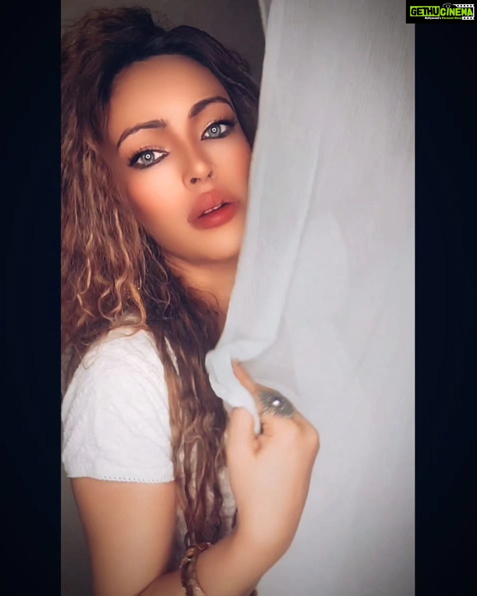 Devshi Khandur Instagram - TU CHAND KE JESA Kismat Acchi Hai Chaliye Tu Mujhko Chahe Baliye Mujhmein Dikha Tujh Ko Kya Tu Rangon Ka Mausam Hai Meri Halat He Tang Hai Tujh Ko Kya De Paunga Pyaar Tujh Ko Mujh Se Hai Yeh Tune Keh Diya, Sun Ke Mujh Ko Toh Jaise Nasha Sa Ho Gaya, Tu Chand Ke Jaisa Main Dhool Awara, Kaise Apna Milna Hogaya, Tu Chand Ke Jaisa Main Dhool Awara, Maine Toh Yeh Socha Na Tha. - Devshi khanduri #devshikhanduri #devshikhandurilyrics #poetry #song #lovesong #words #shayri #tuchandkejesa #beauty #indian #desigirl #chaand