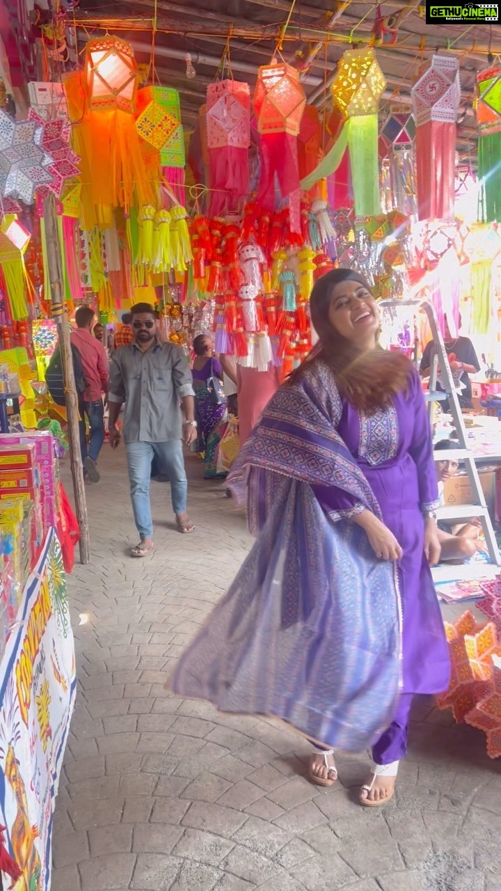 Dhamnashree Kadgaonkar Instagram - कुठपर्यंत आली दिवाळी ची तयारी ??? कंदील गल्ली मधे जाऊन कंदील घेण्यापासुन मी तर सुरुवात केली आहे बाबा .. Kandil Gully