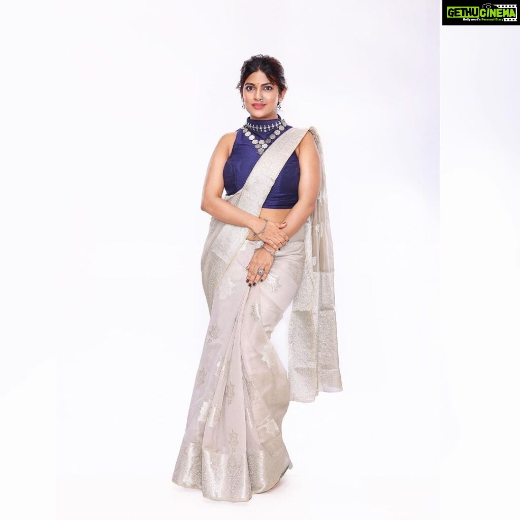Dhamnashree Kadgaonkar Instagram - कसा वाटला झी मराठी अवॉर्ड सोहळा ??? Beautiful sari by @leena.pawar.77 Blouse by @kalaa_bynanda Hair by @_sgmakeover Captured by @bharatpawarphotography Balgandharva Ranga Mandir Bandra