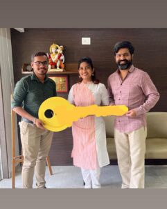 Dhamnashree Kadgaonkar Instagram - New home …. 🏠🏠

स्वप्न खरी होतात ...❤️⭐️🏠

#dhanashrikadgaonkar #deshmukhdurvesh #newhome #newhomeseries #dreambig #dreaming #mumbai #house #thankful #greatful #blessed🙏 #keeplovingkeepsupporting