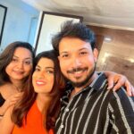Dhamnashree Kadgaonkar Instagram - Capture the moments that make your heart smile #ganeshsarkate #dhanashreekadgaonkar #TuChalPudha #zeemarathi #actorslife #onset #actress Parijat Gardens
