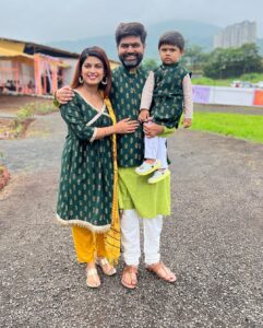 Dhamnashree Kadgaonkar Instagram - Thank u so much @kalaa_bynanda for taking this efforts for 3 of us .. we loved the theme .. 
#festiveattirecontinues #festival #dhanashrikadgaonkar #kalabynanda #ganapatipuja #jacketstyle #kurti #instgram #kabir 

Durvesh’s and Kabir’s jacket and my Kurti by @kalaa_bynanda ❤️❤️❤️