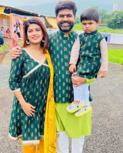 Dhamnashree Kadgaonkar Instagram - Thank u so much @kalaa_bynanda for taking this efforts for 3 of us .. we loved the theme .. 
#festiveattirecontinues #festival #dhanashrikadgaonkar #kalabynanda #ganapatipuja #jacketstyle #kurti #instgram #kabir 

Durvesh’s and Kabir’s jacket and my Kurti by @kalaa_bynanda ❤️❤️❤️