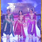 Dhamnashree Kadgaonkar Instagram - खलनायिकांचा नृत्याविष्कार...! कार्य आहे घरचं सर्वांनी यायचं. ‘वामन हरी पेठे ज्वेलर्स प्रस्तुत’, ‘झी मराठी उत्सव नात्यांचा अवॉर्ड 2023’, आज, 7 PM #ZeeMarathi #ZMA2023 #ZeeMarathiAward2023 #GharchaKarya #घरचंकार्य