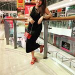 Dhamnashree Kadgaonkar Instagram - I like black because it’s classy … 🖤🖤🖤 📷by @deshmukhdurvesh #dhanashrikadgaonkar #shilpirocks #blackdress #blackred Viviana Mall