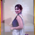 Dhamnashree Kadgaonkar Instagram – शिल्पीचाही दिसणार अनोखा थाट!

कार्य आहे घरचं, सर्वांनी यायचं.

‘वामन हरी पेठे ज्वेलर्स प्रस्तुत’, ‘झी मराठी उत्सव नात्यांचा अवॉर्ड 2023’,
4 नोव्हेंबर, शनिवार, 7 PM

#ZeeMarathi #ZMA2023 #ZeeMarathiAward2023 #GharchaKarya #घरचंकार्य