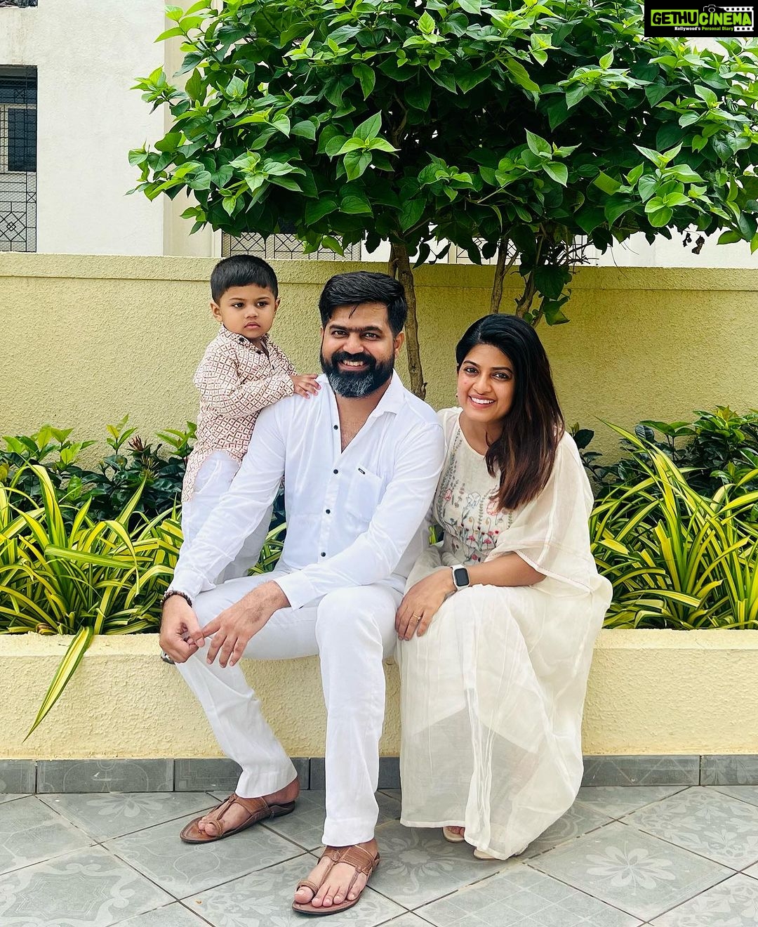 Dhamnashree Kadgaonkar Instagram - स्वातंत्र दिनाच्या शुभेच्छा .. #dhanashrikadgaonkar #kabir #independenceday #family #india #bharat #bharatdesh Ghodbandar Road Thane