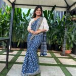 Dhamnashree Kadgaonkar Instagram - Some 90’s feel .. 💙💙💙💙 Sari gifted by @nehavasagadekar 💙 PNG silver jewellery gifted by my नणंद #uma @pngjewellers Hair by @_sgmakeover Mumbai, Maharashtra