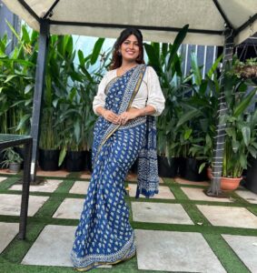 Dhamnashree Kadgaonkar Instagram - Some 90’s feel ..
💙💙💙💙

Sari gifted by @nehavasagadekar 💙
PNG silver jewellery gifted by my नणंद #uma
@pngjewellers 
Hair by @_sgmakeover