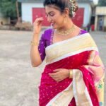 Dhamnashree Kadgaonkar Instagram - Obsessed with this look .. Thank u so much @_sgmakeover and @jizajewellerystudio Hairstyle by @_sgmakeover Beautiful jewellery and blouse by @jizajewellerystudio Sari by @pandatpaithani Ghodbandar Road Thane