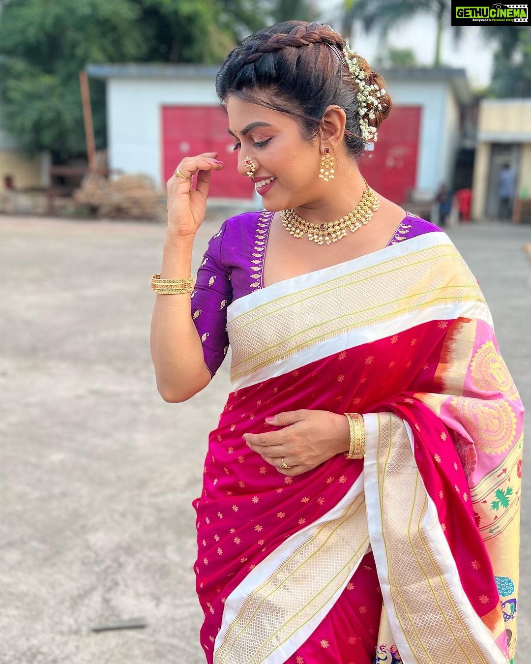 Dhamnashree Kadgaonkar Instagram - Obsessed with this look .. Thank u so much @_sgmakeover and @jizajewellerystudio Hairstyle by @_sgmakeover Beautiful jewellery and blouse by @jizajewellerystudio Sari by @pandatpaithani Ghodbandar Road Thane