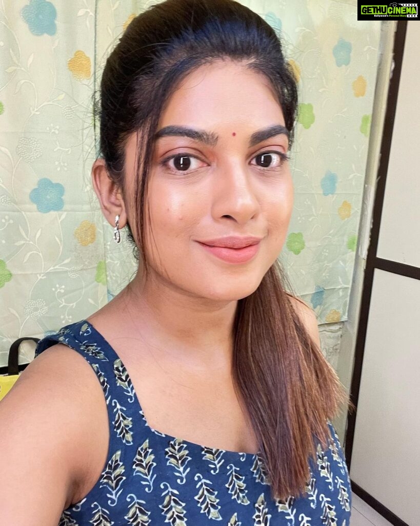 Dhamnashree Kadgaonkar Instagram - Just some makeup room selfies… #dhanashrikadgaonkar #selflove #selfie #shilpirocks #tuchalpudha #zeemarathiofficial #nomakeup #nomakeupmakeup Ghodbandar Road Thane