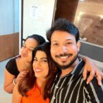 Dhamnashree Kadgaonkar Instagram - Capture the moments that make your heart smile #ganeshsarkate #dhanashreekadgaonkar #TuChalPudha #zeemarathi #actorslife #onset #actress Parijat Gardens