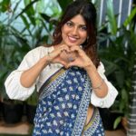 Dhamnashree Kadgaonkar Instagram - Some 90’s feel .. 💙💙💙💙 Sari gifted by @nehavasagadekar 💙 PNG silver jewellery gifted by my नणंद #uma @pngjewellers Hair by @_sgmakeover Mumbai, Maharashtra