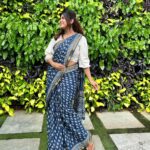 Dhamnashree Kadgaonkar Instagram - Some 90’s feel .. 💙💙💙💙 Sari gifted by @nehavasagadekar 💙 PNG silver jewellery gifted by my नणंद #uma @pngjewellers Hair by @_sgmakeover Mumbai, Maharashtra